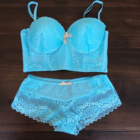 Black Fuschia Other - NWOT Lace Bustier Like Bra and Panty Set sz 36C